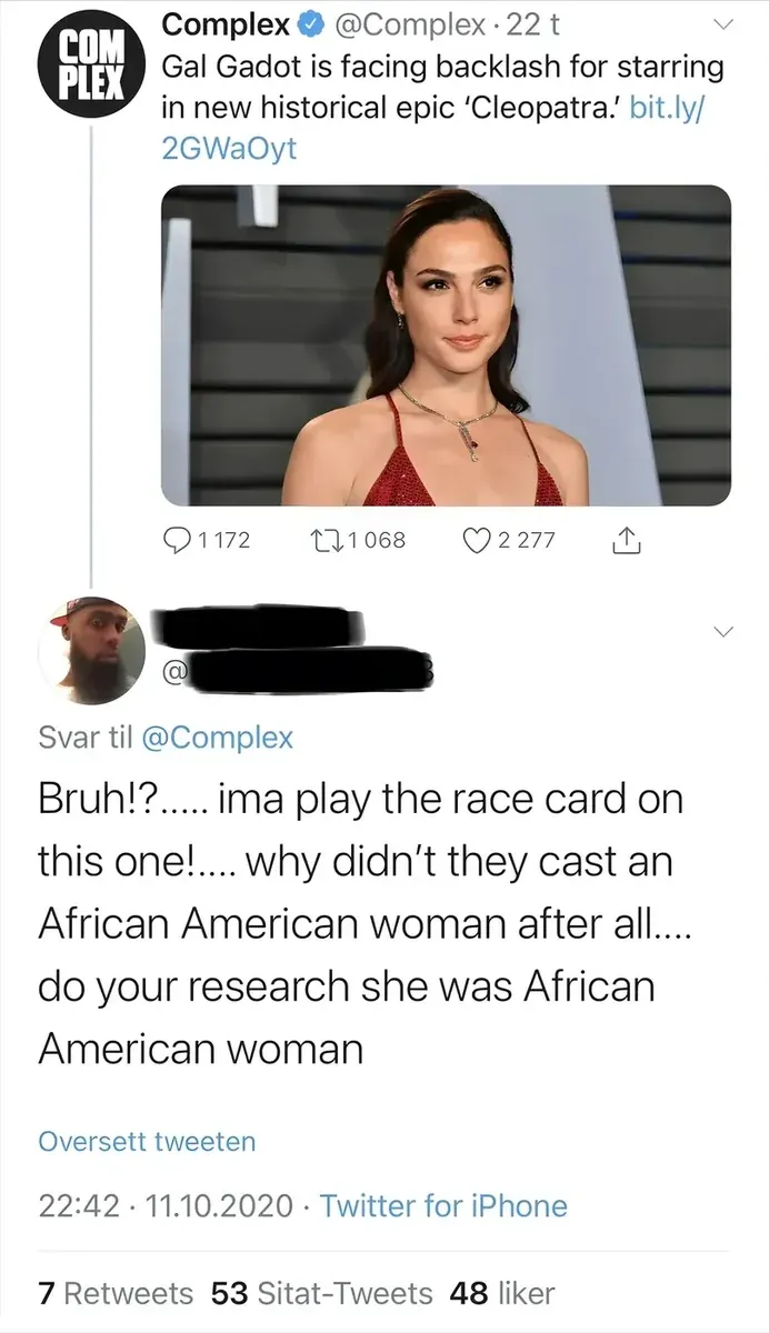 Twitter screenshot. @Complex (22t): "Gal Gadot is facing backlash for starring in new historical epic 'Cleopatra.'" with photo of Gal Gadot in red dress. Reply with handle blacked out (22:42, 11.10.2020): "Bruh!?..... ima play the race card on this one!.... why didn't they cast an African American woman after all.... do your research she was African American woman". Interface in Norwegian