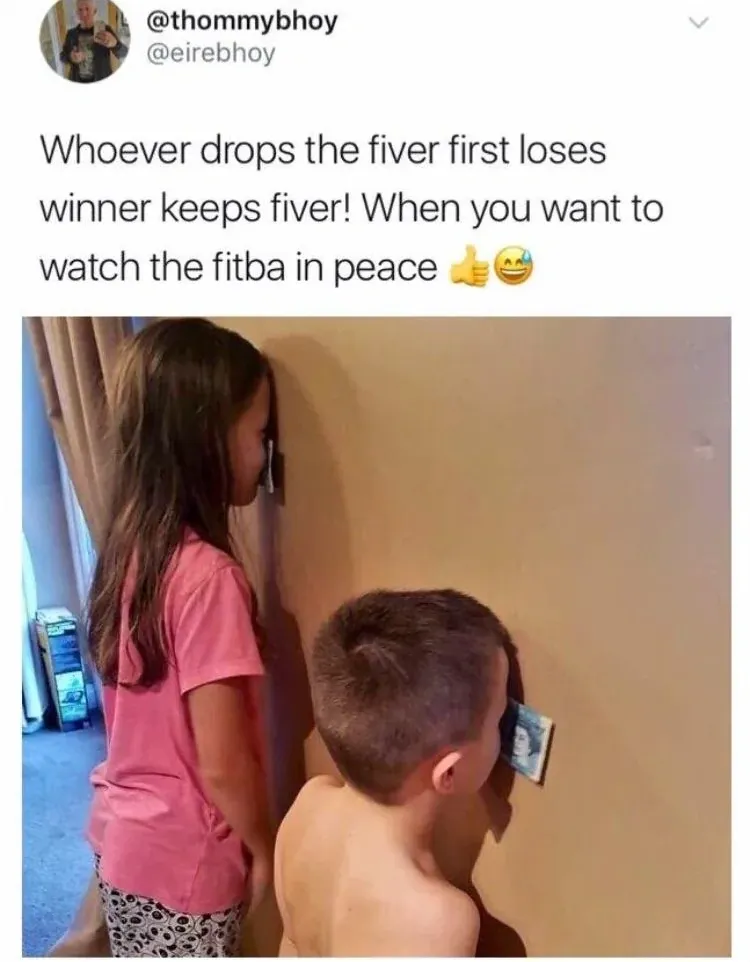 @thommybhoy @eirebhoy tweet - Whoever drops the fiver first loses winner keeps fiver! When you want to watch the fitba in peace. Photo of two children pressing a five pound note against a wall with their foreheads